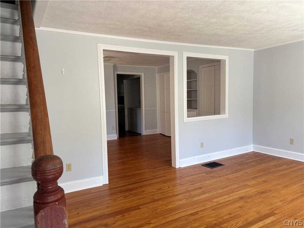 135 W Mohawk St - Photo 3 of 12