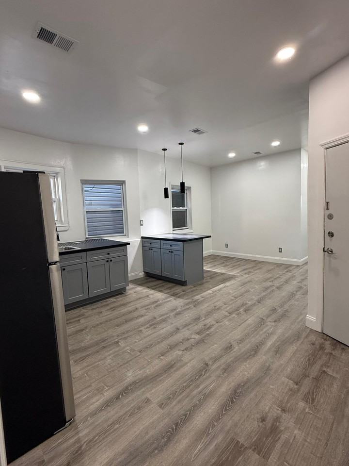 22 Ferry St - Photo 2 of 13