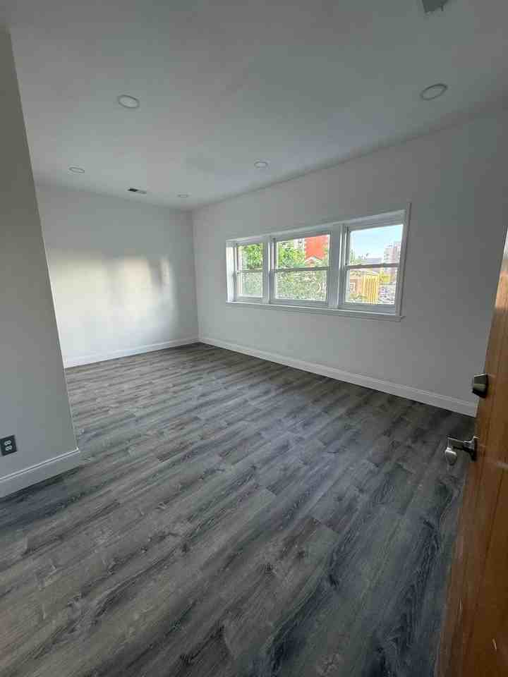 22 Ferry St - Photo 4 of 13