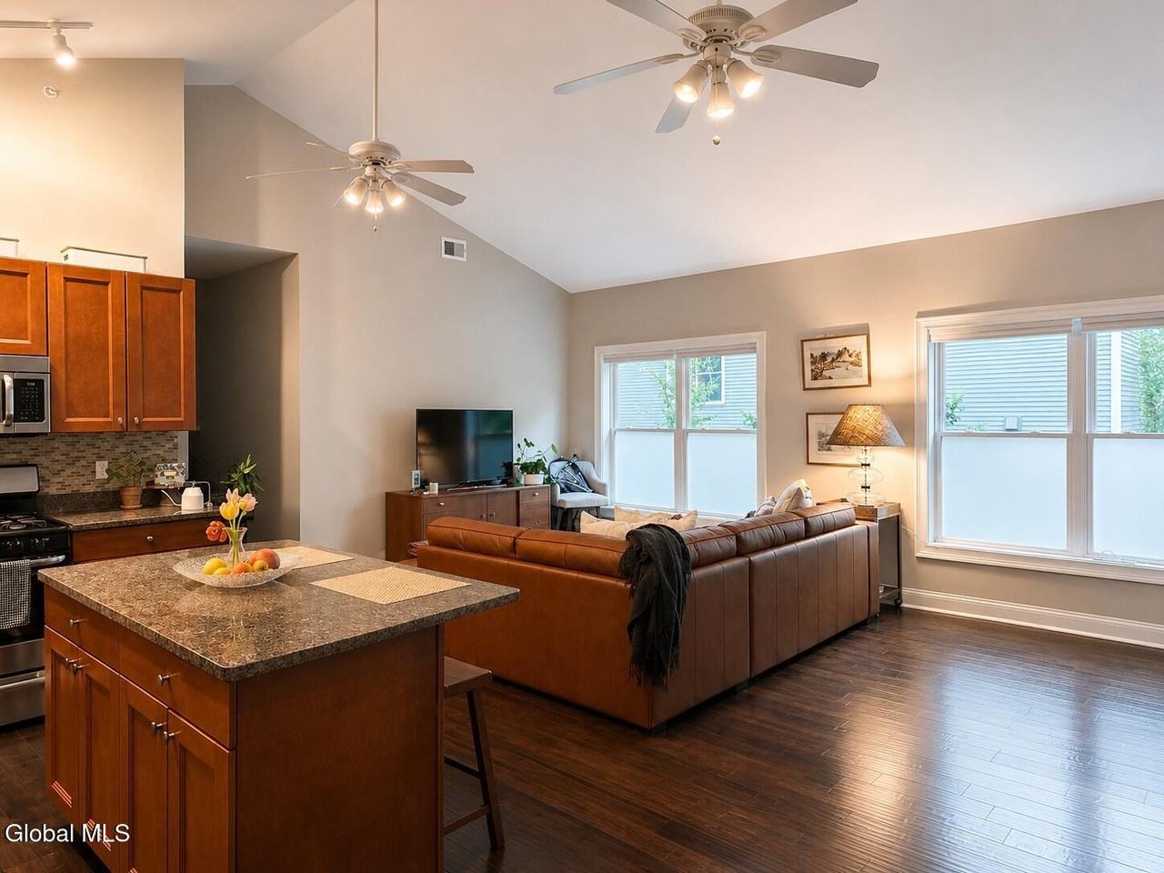 289 Jefferson St - Photo 2 of 14