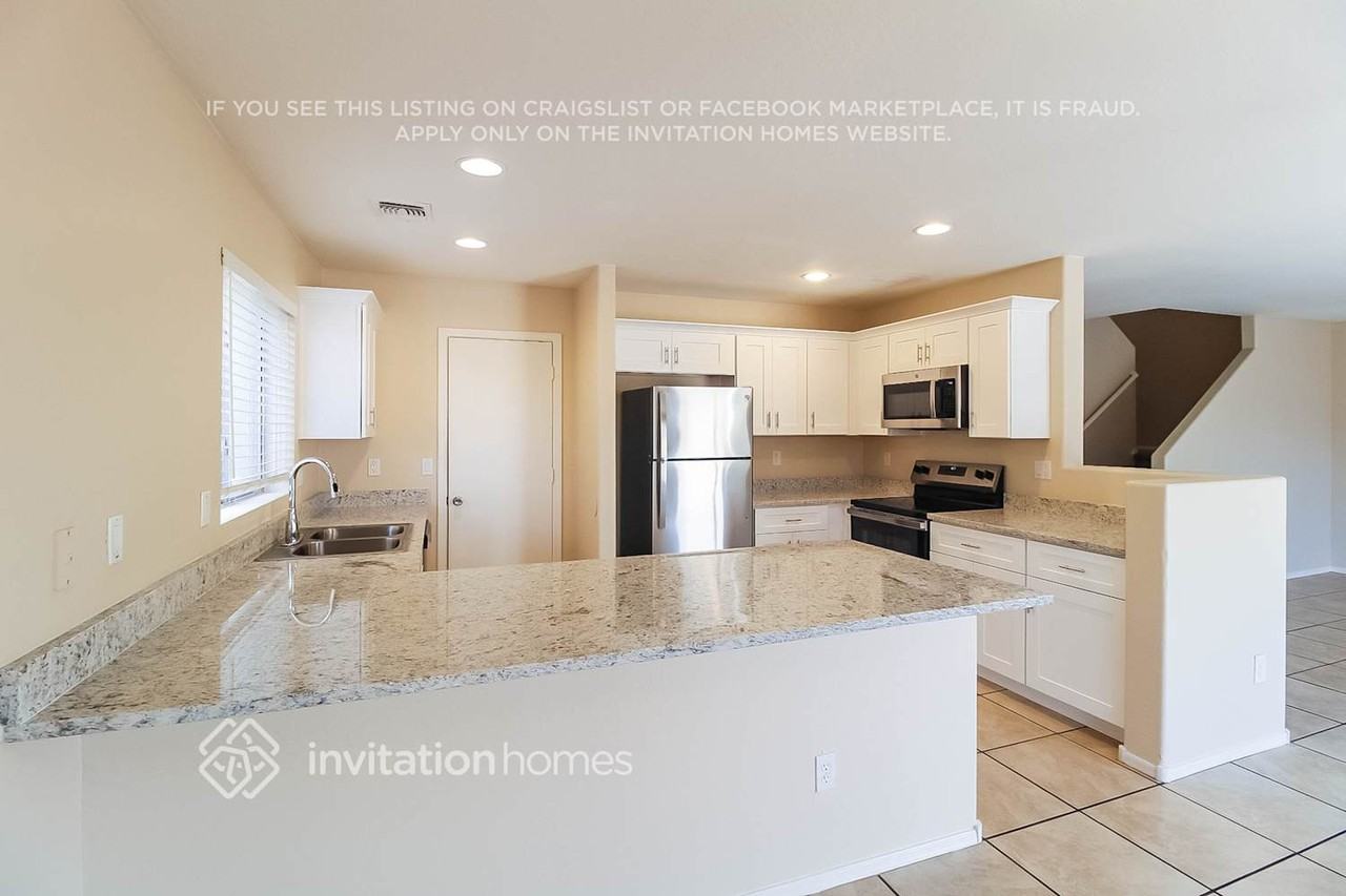 10821 W Taft St - Photo 5 of 18