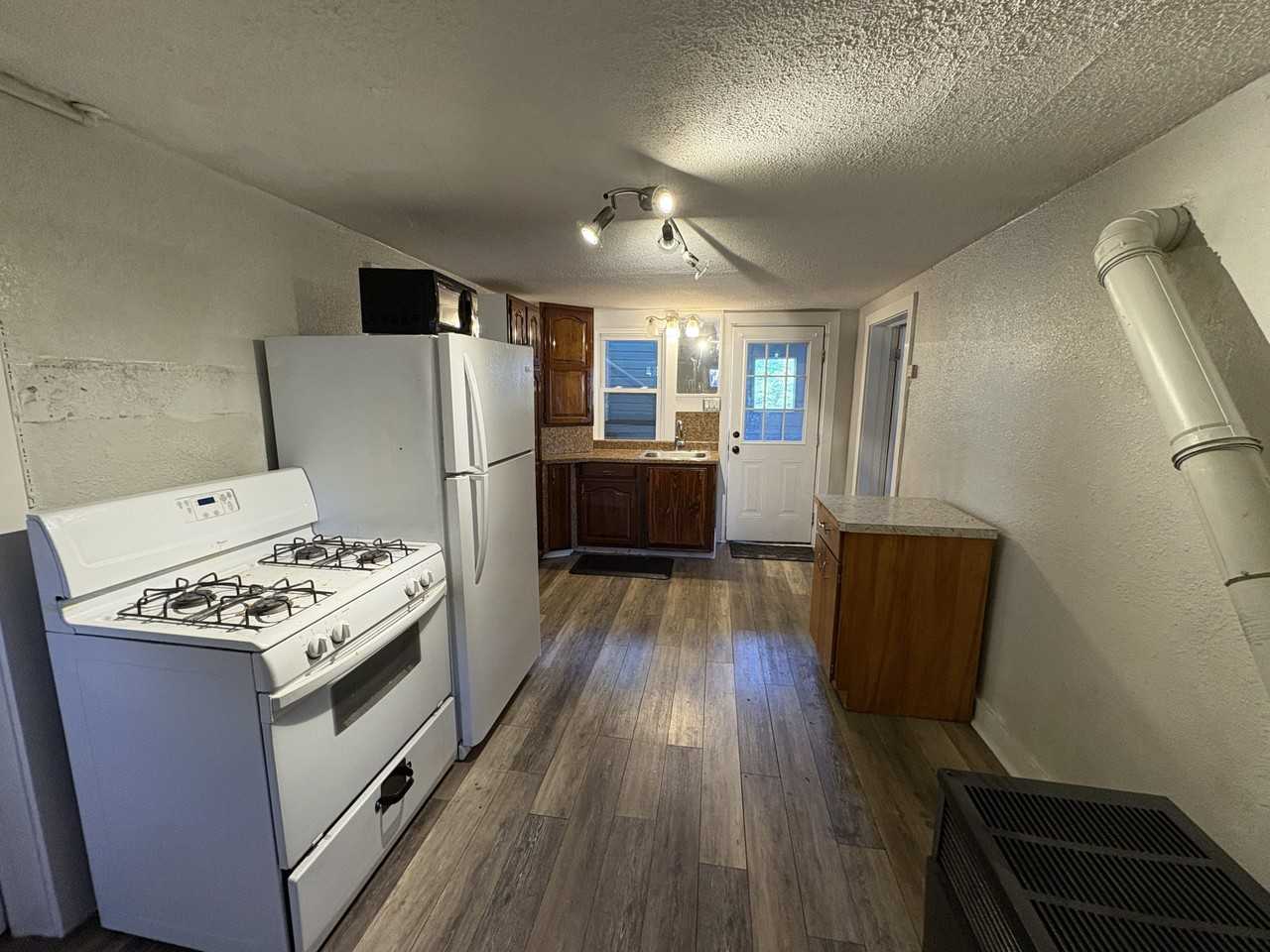 602 E Danaher St #1 - Photo 4 of 13