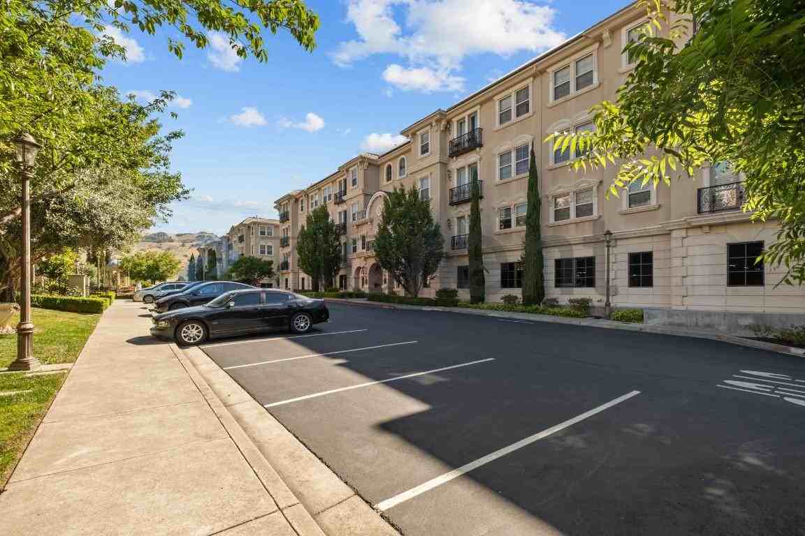 1114 Sonata Dr - Photo 2 of 38
