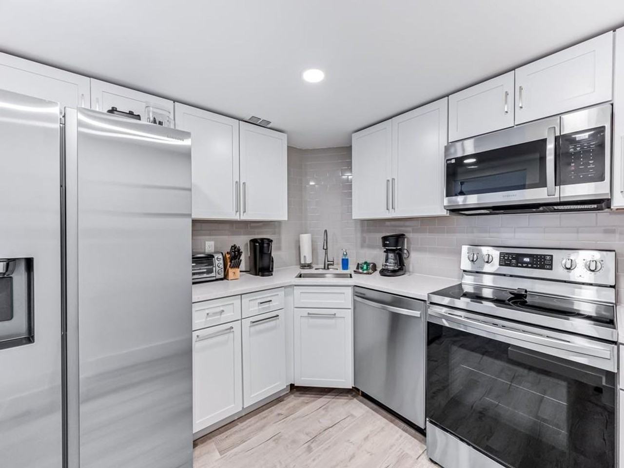 380 Seaview Ct - Photo 6 of 26