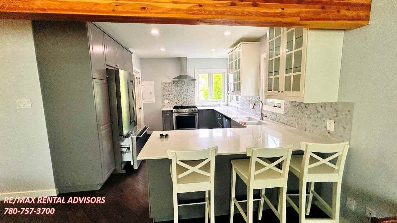 UPPER 10932 74 Avenue Northwest - Photo 5 of 22