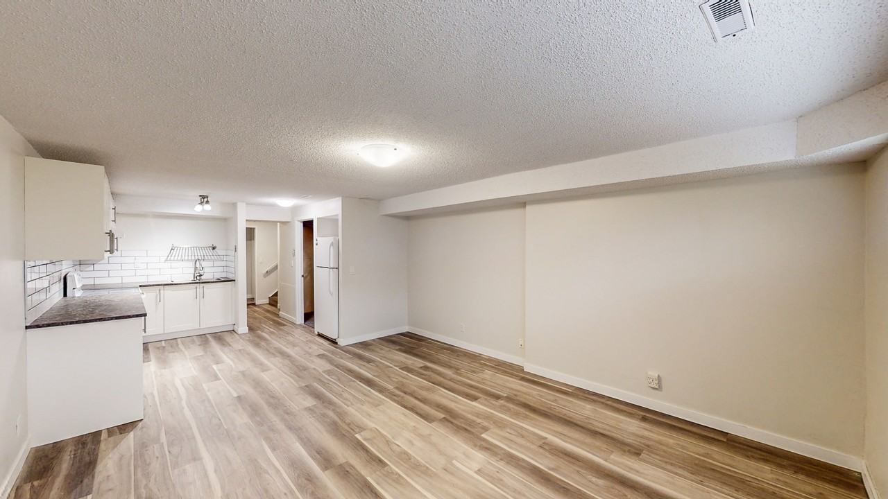 6329 24 Ave Ne Lowr - Photo 4 of 10