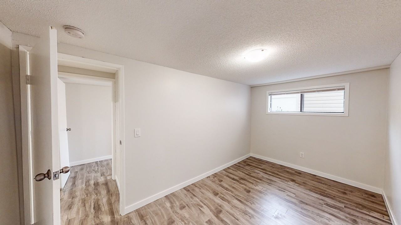 6329 24 Ave Ne Lowr - Photo 7 of 10