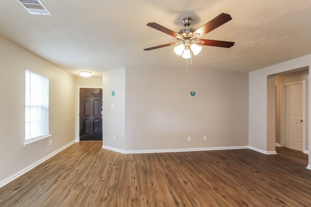 8138 Sanders Glen Ln - Photo 4 of 16