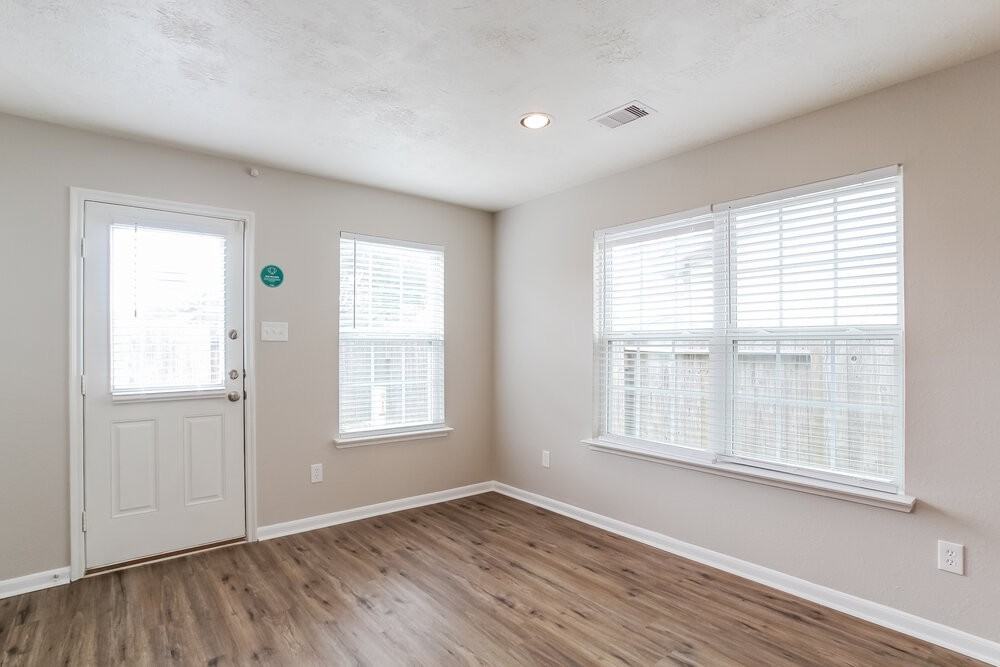 8138 Sanders Glen Ln - Photo 5 of 16