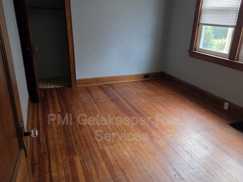 4370 Saint Lawrence Ave #1 - Photo 6 of 17