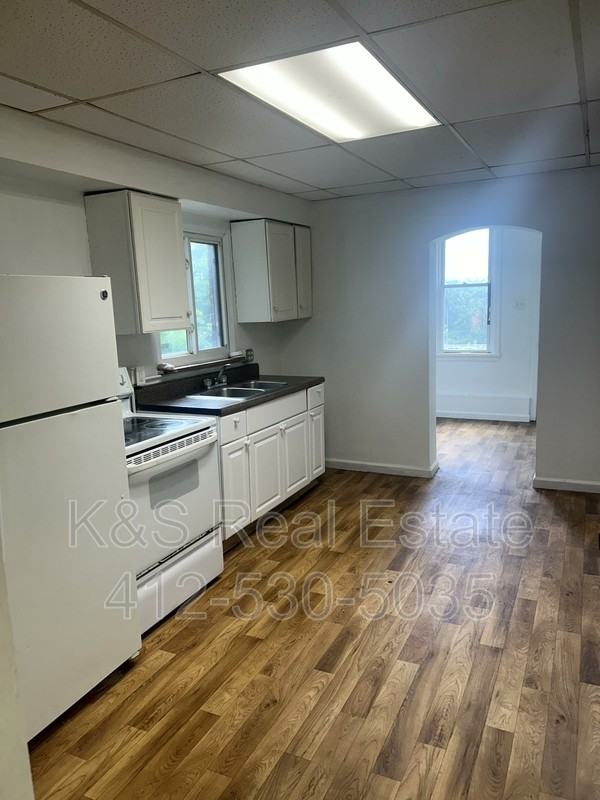 2428 Woodstock Ave - Photo 4 of 8
