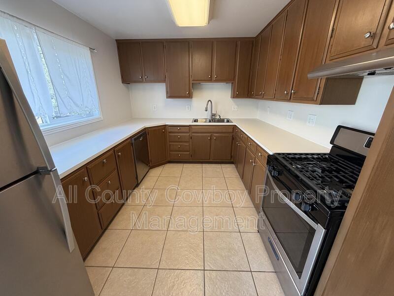 1602 Mitchell St - Photo 2 of 17