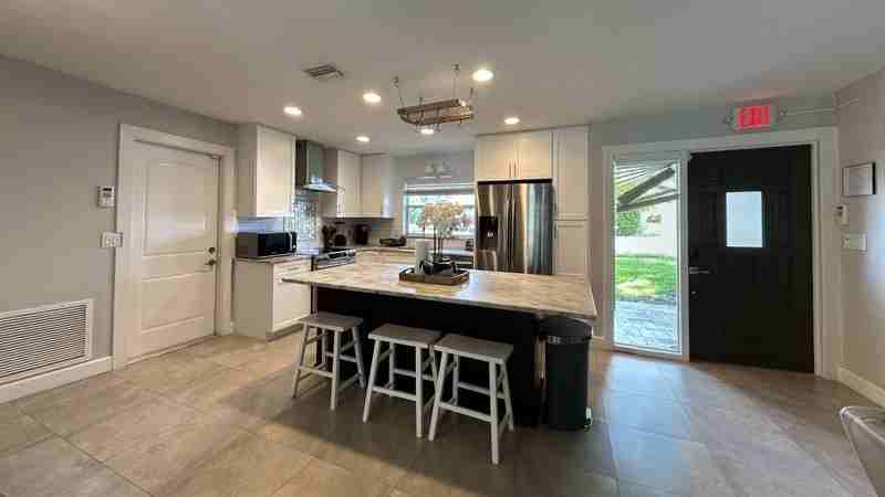 2500 11th Ave Sw - Photo 3 of 42