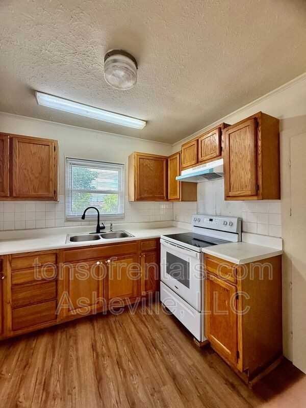 2604 Hendersonville Rd - Photo 5 of 13