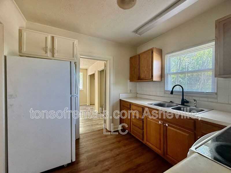 2604 Hendersonville Rd - Photo 6 of 13