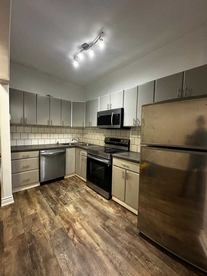590 Main Street East #4 - Photo 5 of 17