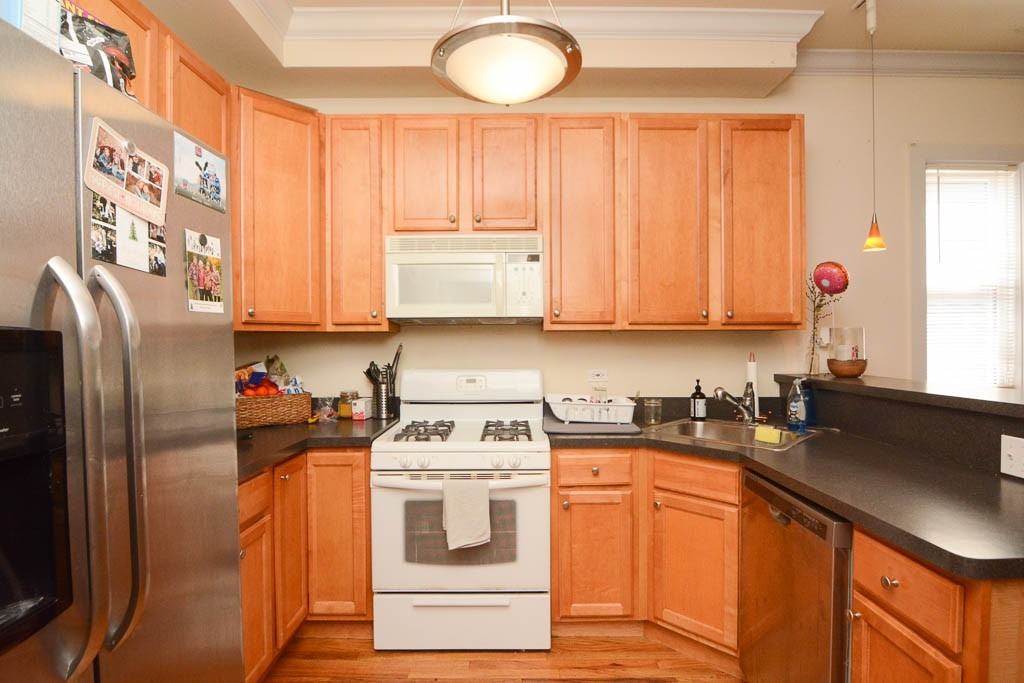 1314 W Roscoe St #2 - Photo 2 of 21