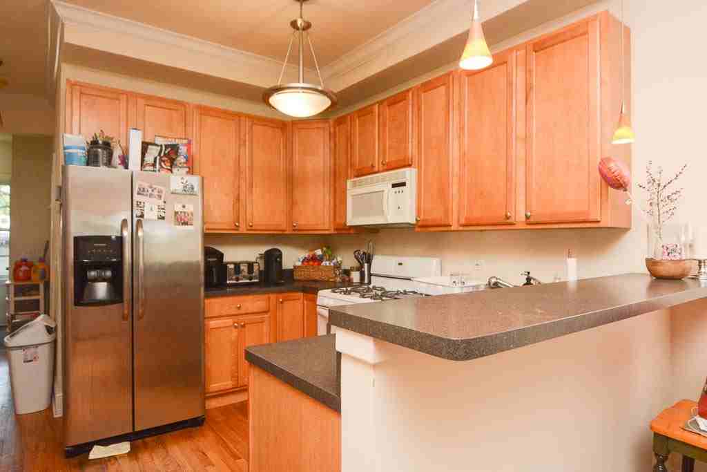 1314 W Roscoe St #2 - Photo 3 of 21