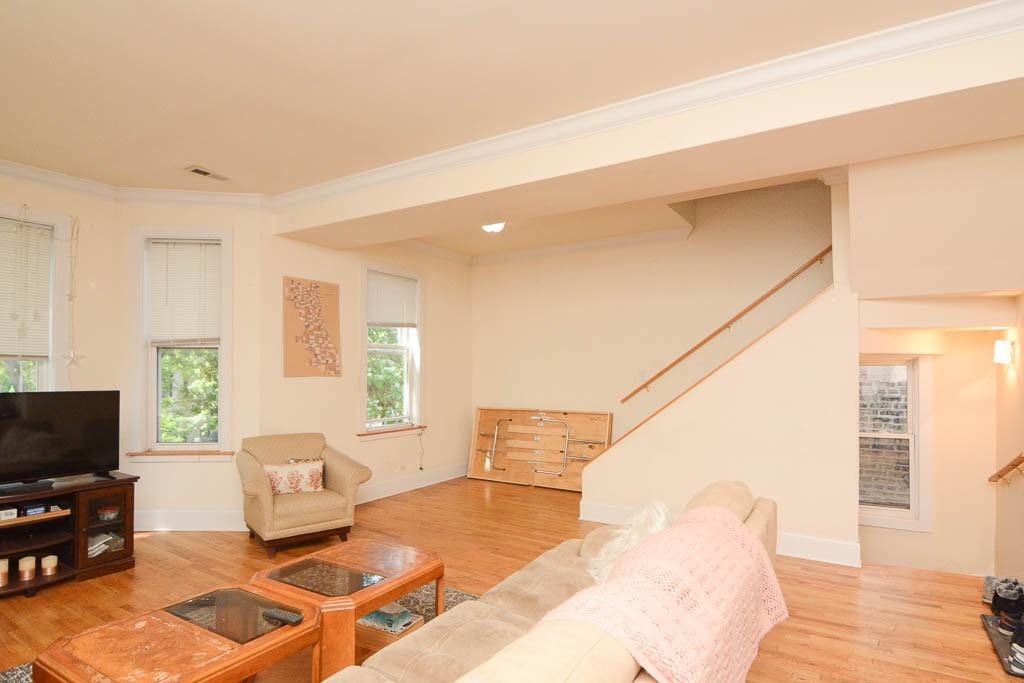 1314 W Roscoe St #2 - Photo 4 of 21