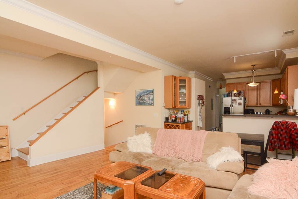 1314 W Roscoe St #2 - Photo 6 of 21