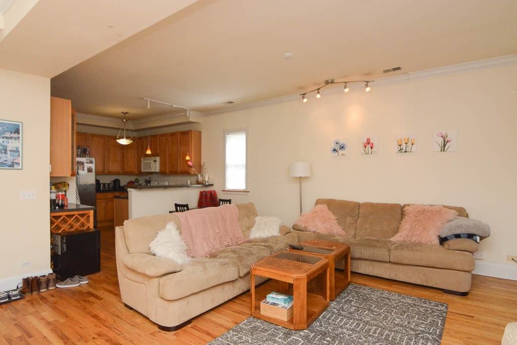 1314 W Roscoe St #2 - Photo 7 of 21