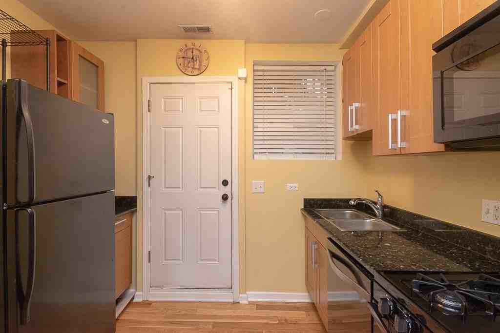 3103 W Lawrence Ave #2 - Photo 3 of 20