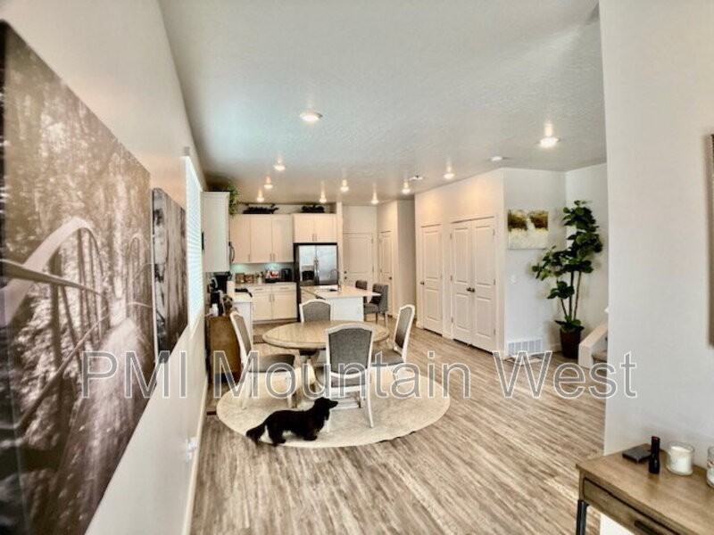 707 S Miller Ave - Photo 5 of 50