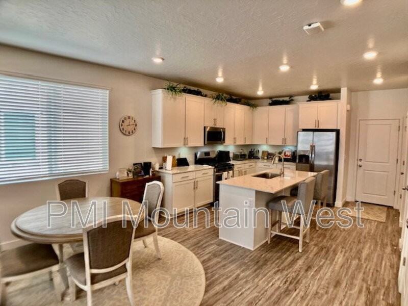 707 S Miller Ave - Photo 6 of 50