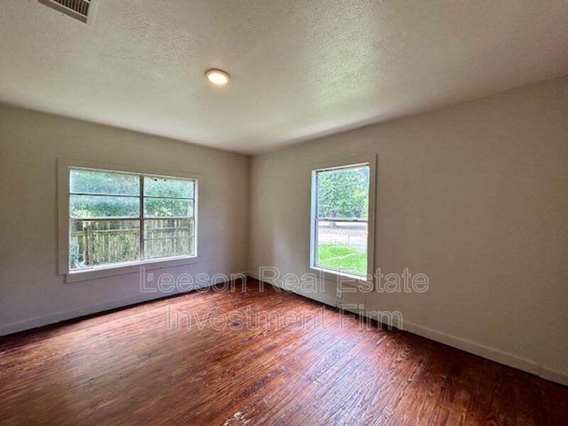 7041 Penny St - Photo 3 of 10