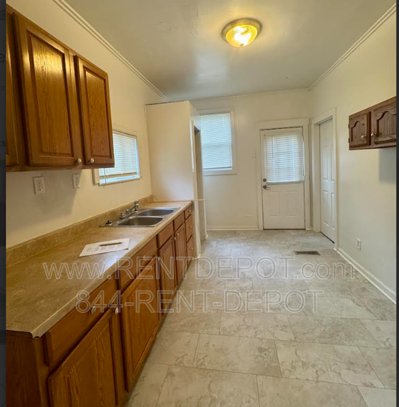 1021 Jefferson Ave - Photo 4 of 7
