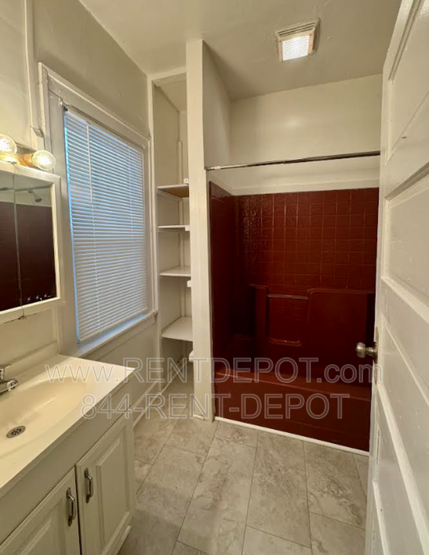 1021 Jefferson Ave - Photo 6 of 7