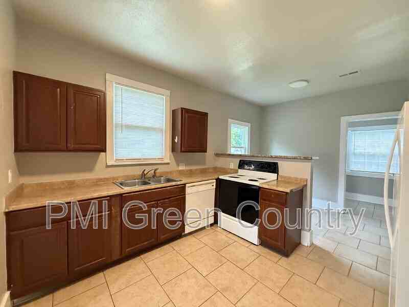 1223 S Quaker Ave - Photo 7 of 19