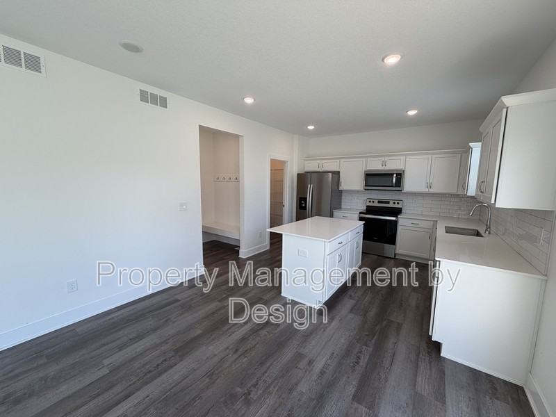 730 Se Booth Ave - Photo 4 of 17