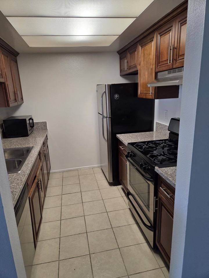 1417 North Vista Street #201 - Photo 2 of 5
