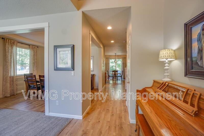 2835 Nw Hill St - Photo 4 of 50