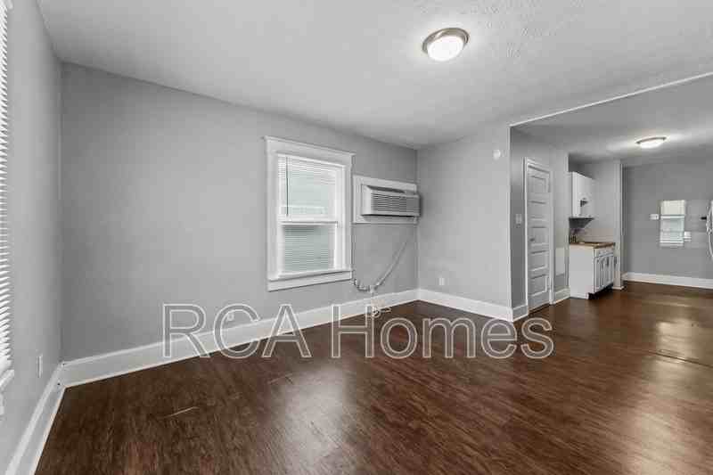 528 1/2 E Raymond St - Photo 4 of 10
