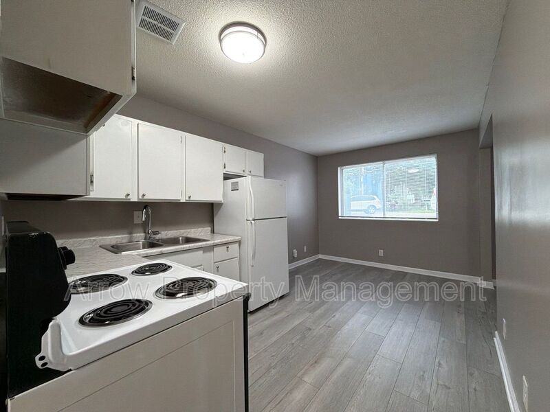 1111 E St #12 - Photo 2 of 7