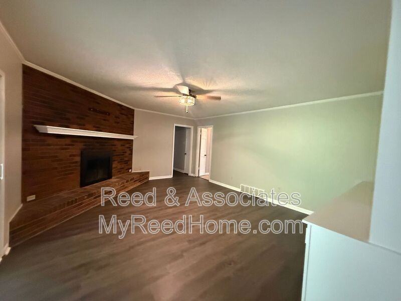 2292 Eastover Dr - Photo 3 of 14