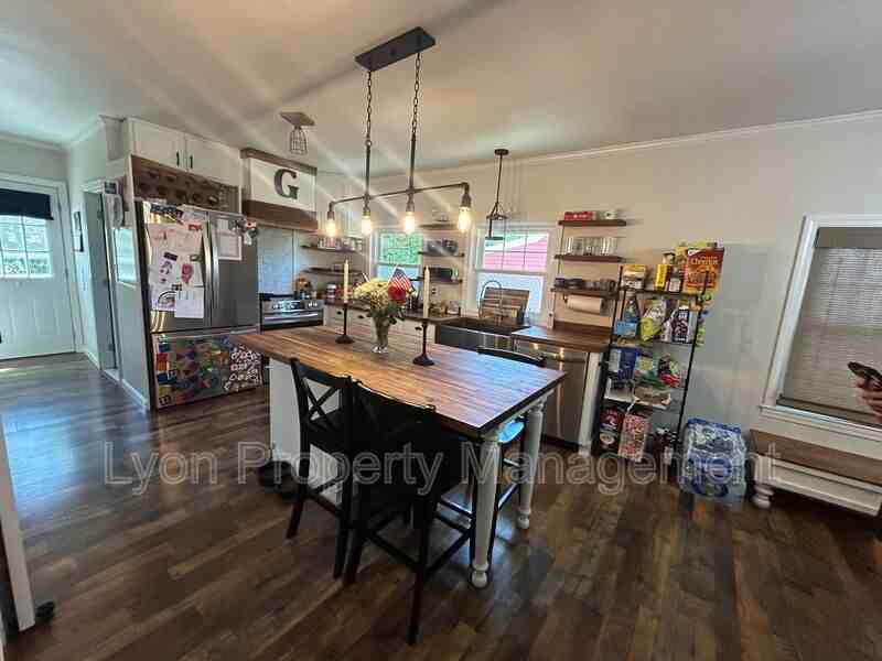 136 Aborn Ave - Photo 2 of 19