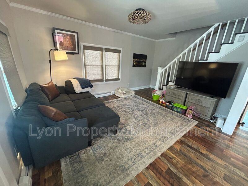 136 Aborn Ave - Photo 5 of 19