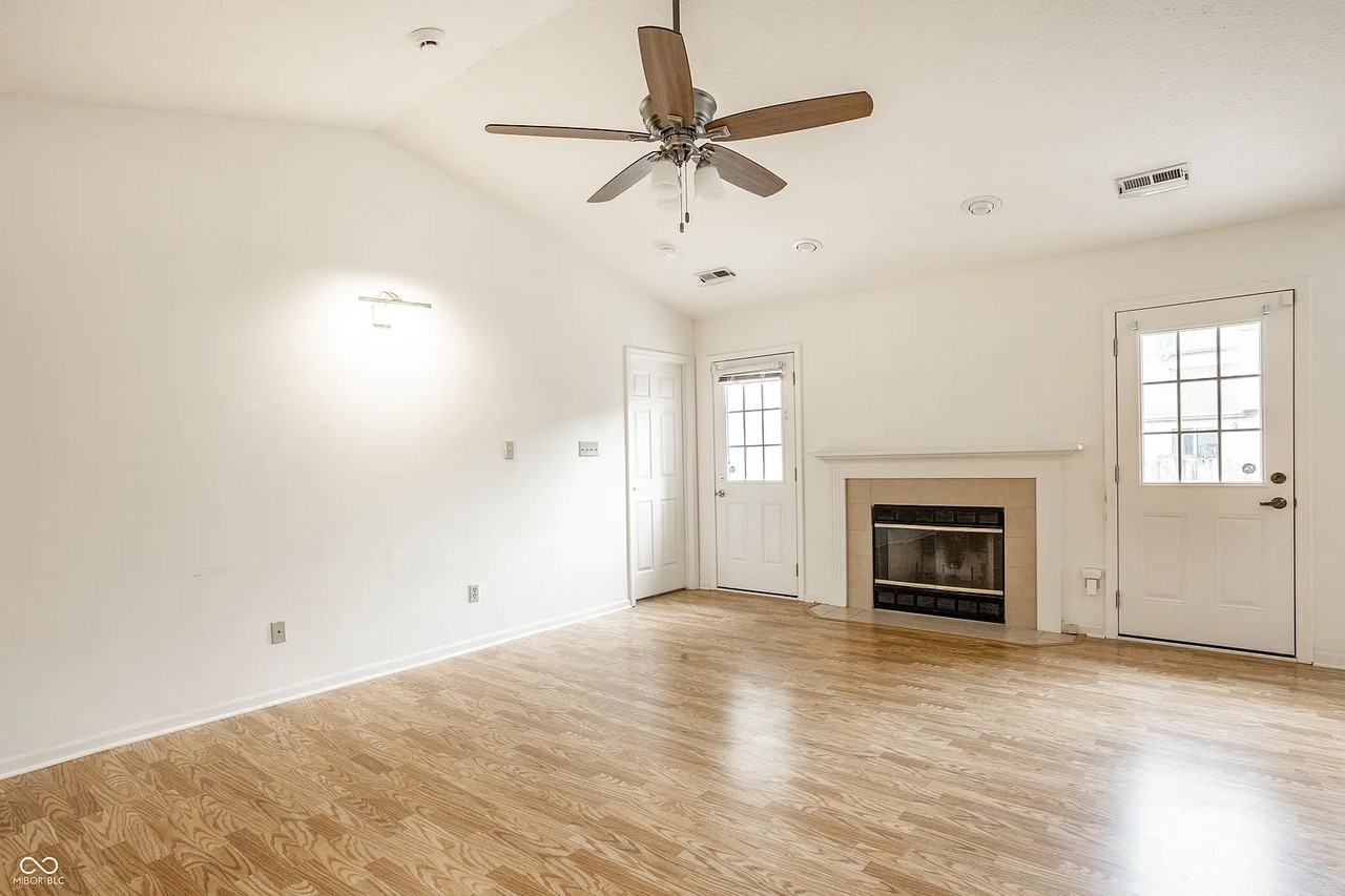 1911 East Maple Park Drive - Photo 4 of 26