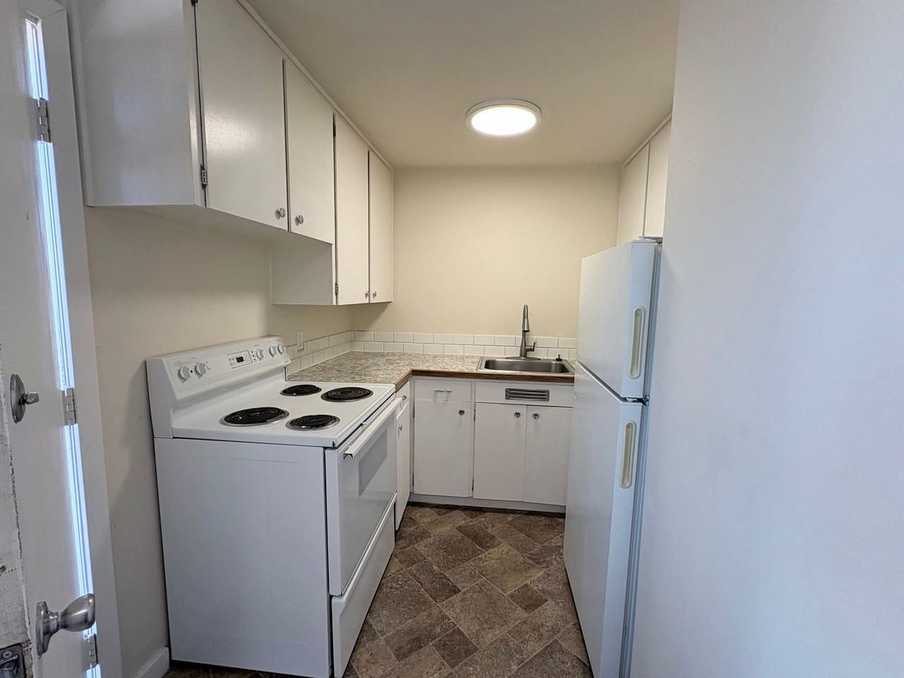 C2402 - Maple Court Apartments - Photo 3 of 18
