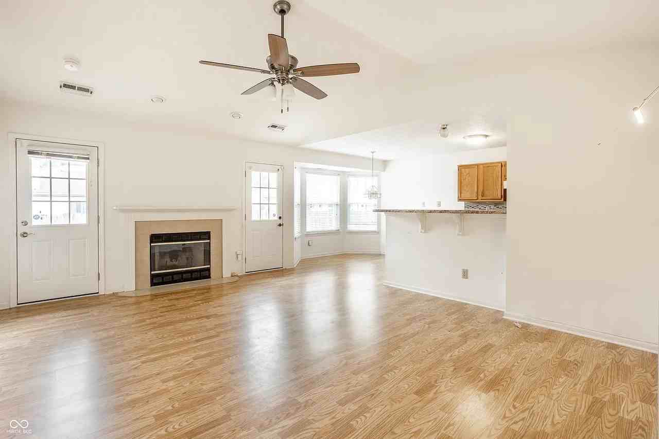 1911 East Maple Park Drive - Photo 5 of 26