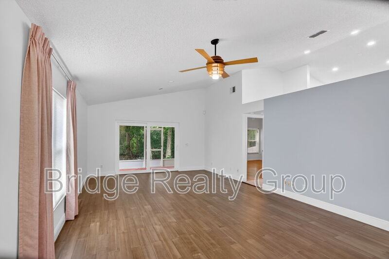 10315 Winding Creek Ln - Photo 4 of 36