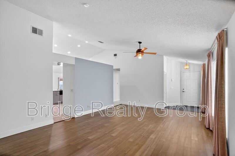 10315 Winding Creek Ln - Photo 6 of 36