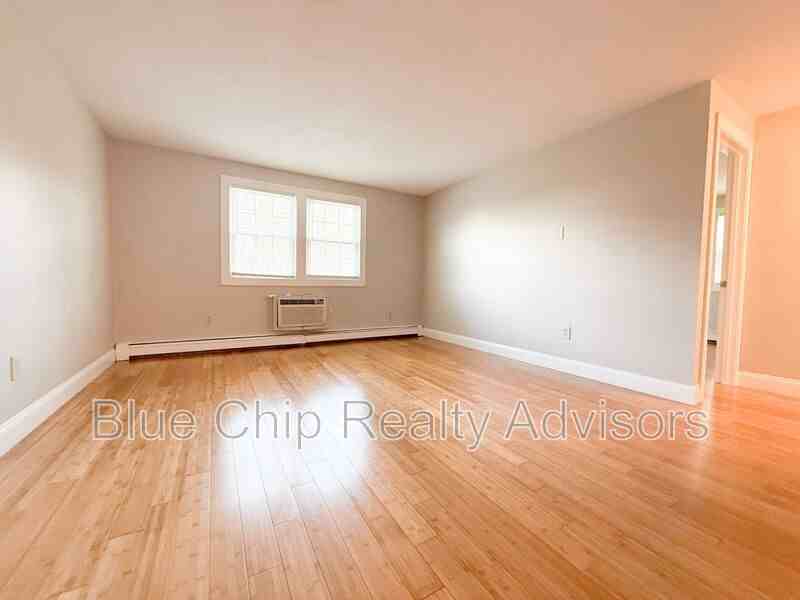 31 Stonehenge Rd #1 - Photo 3 of 18