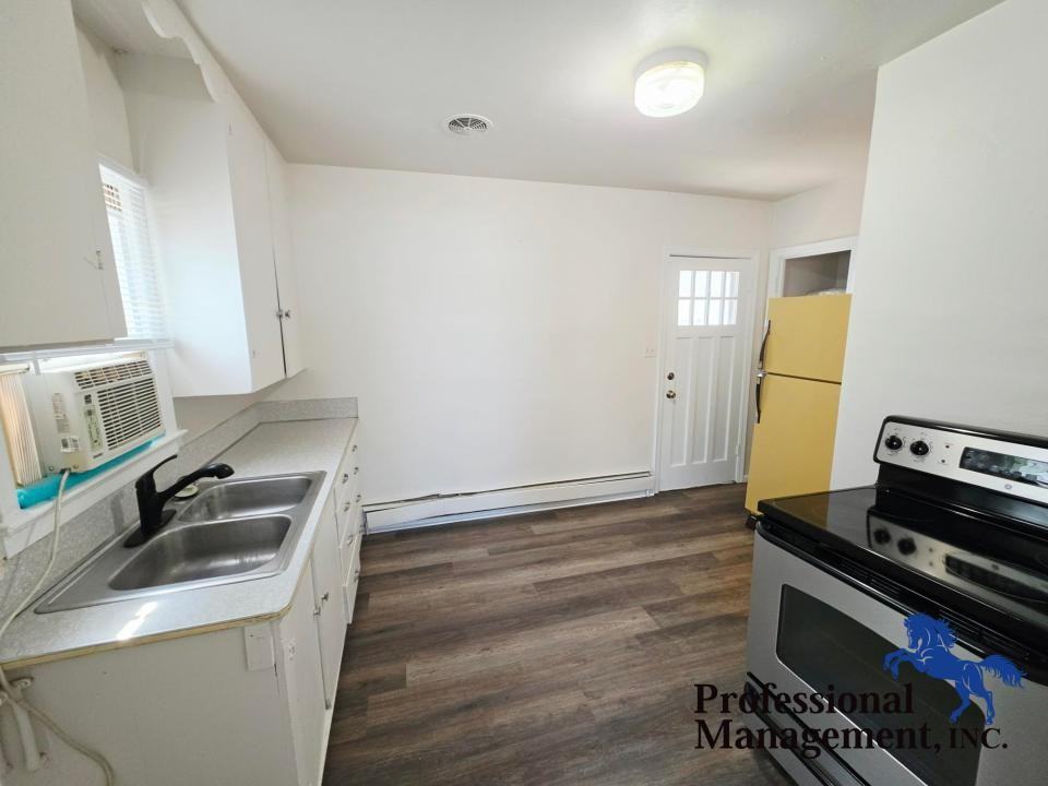 828 Broadwater Ave - Photo 3 of 7