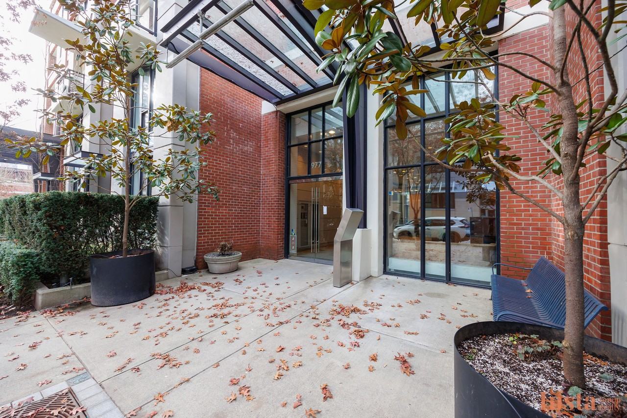 977 Mainland Street - Photo 2 of 20