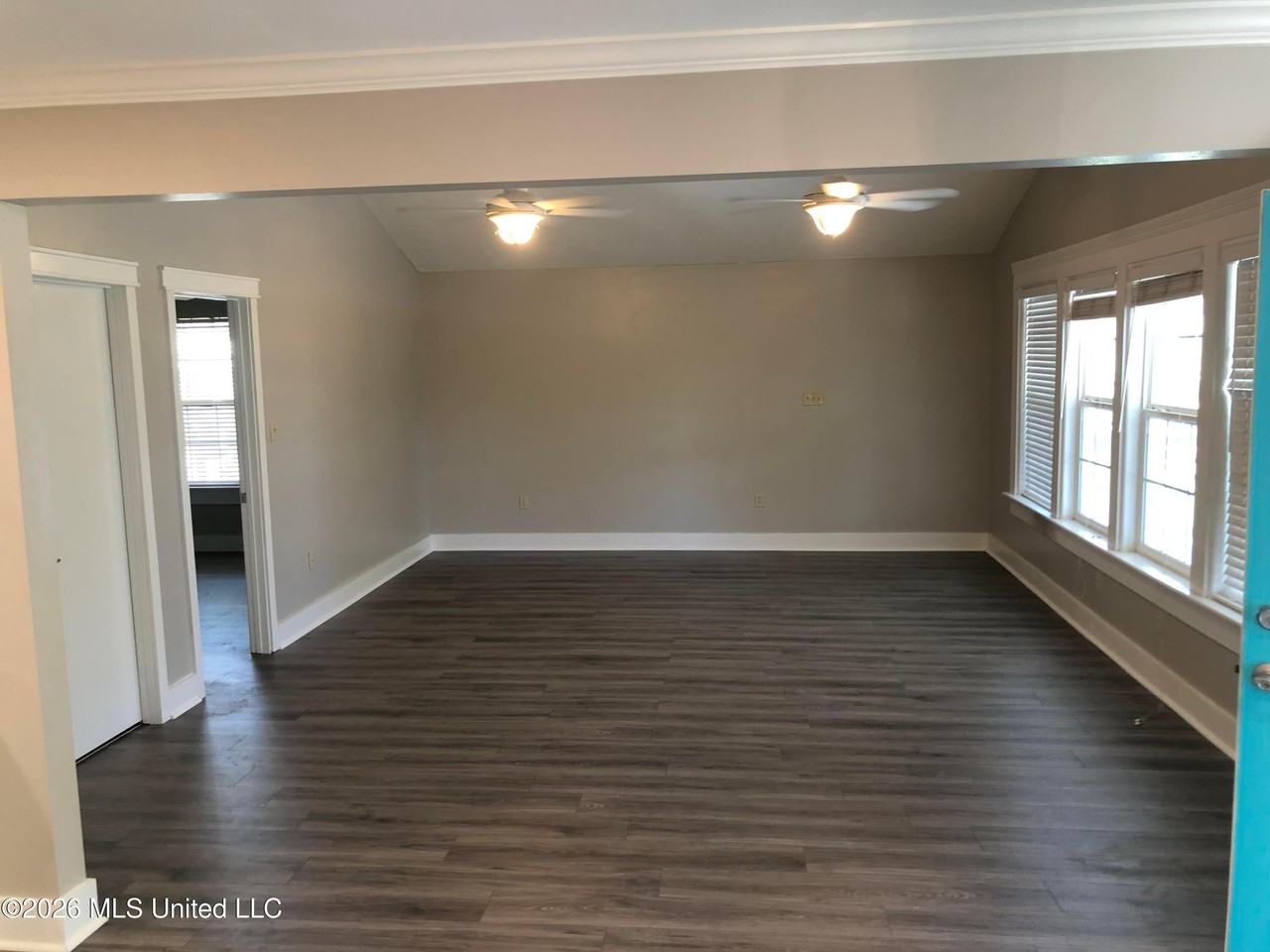 945 Finley St - Photo 2 of 8