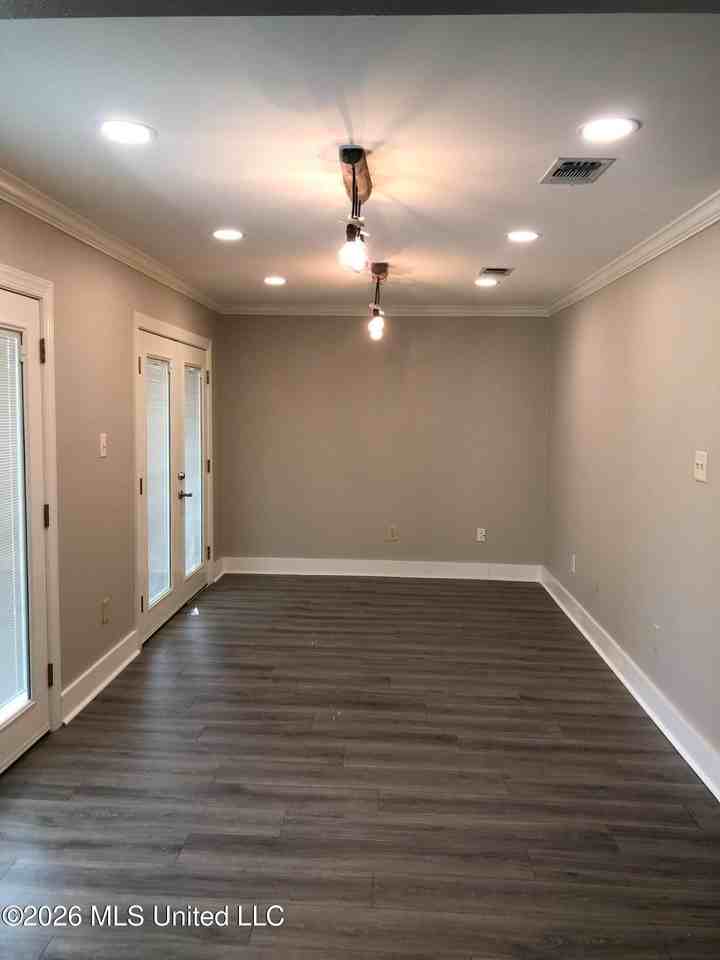 945 Finley St - Photo 4 of 8